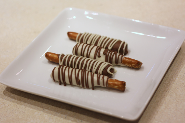 Caramel Pretzel Rods